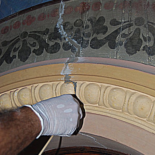 Recomposição de reboco com massa estrutural no arco da porta de acesso a Capela Santa Bernadete - 27/02/2014 - 9h30min